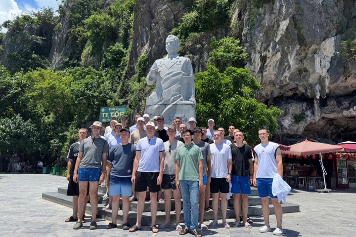 Russian military delegation visits Ha Long Bay - 3 Russian military delegation visits Ha Long Bay - 3