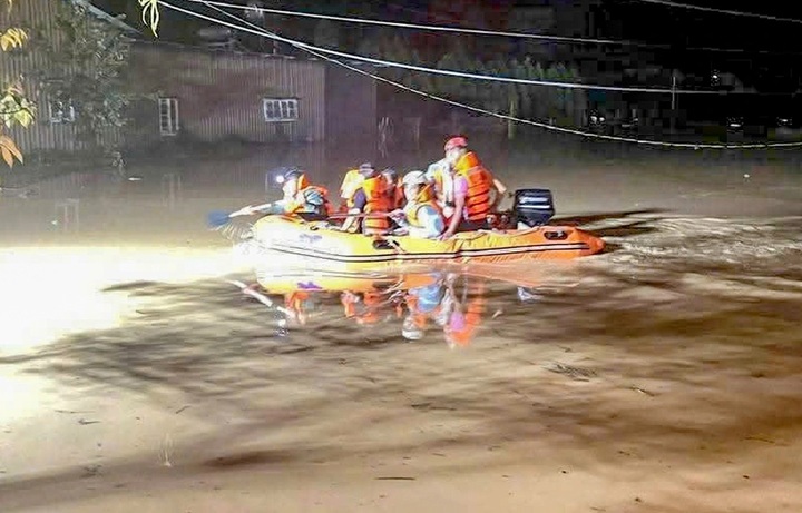 Over 300 households evacuated in Lam Dong due to flooding - 2