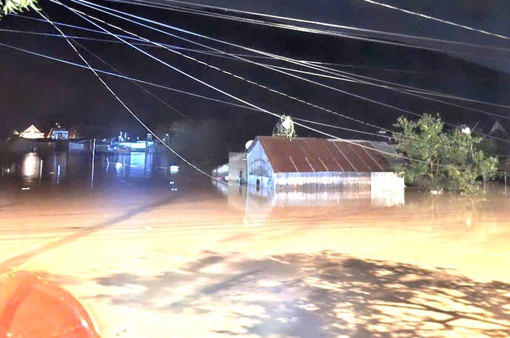 Over 300 households evacuated in Lam Dong due to flooding - 1