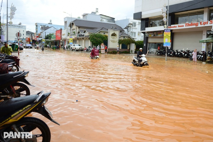 Central Dalat streets severely flooded after heavy rain - 2 Central Dalat streets severely flooded after heavy rain - 2