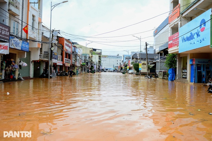 Central Dalat streets severely flooded after heavy rain - 1 Central Dalat streets severely flooded after heavy rain - 1