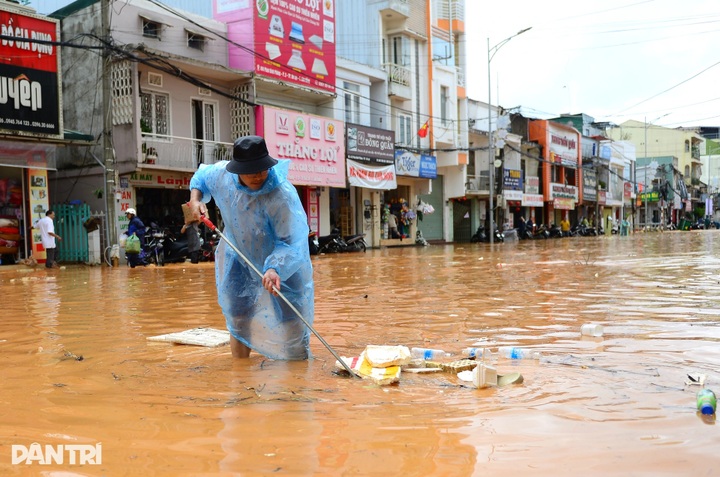 Central Dalat streets severely flooded after heavy rain - 3 Central Dalat streets severely flooded after heavy rain - 3