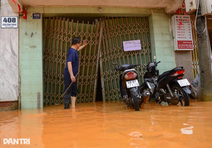 Central Dalat streets severely flooded after heavy rain - 5 Central Dalat streets severely flooded after heavy rain - 5
