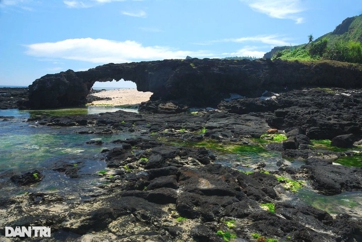 Volcanic rock arch in Ly Son declared national site - 1 Volcanic rock arch in Ly Son declared national site - 1