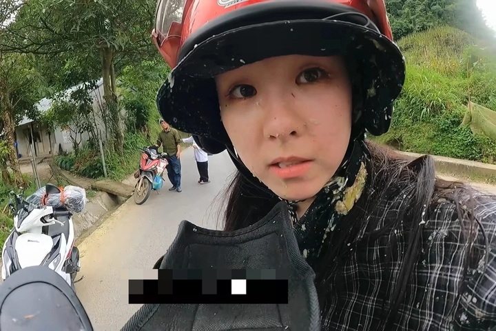 Korean tourist helped by locals after motorbike fall in Tuyen Quang - 1