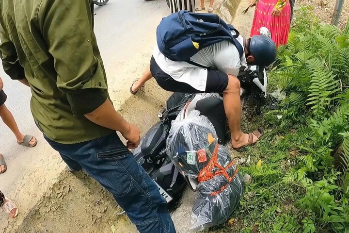 Korean tourist helped by locals after motorbike fall in Tuyen Quang - 2