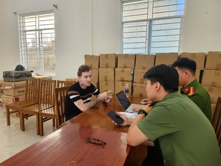 British man detained after brandishing gun in Danang bar - 1 British man detained after brandishing gun in Danang bar - 1