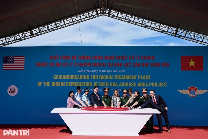 US ambassador attends handover of dioxin-free land at Bien Hoa Airport - 4 US ambassador attends handover of dioxin-free land at Bien Hoa Airport - 4