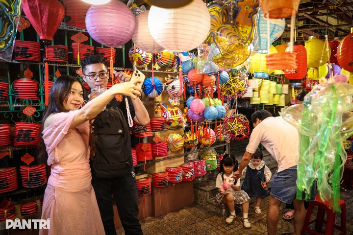 Early Mid-Autumn covers HCM City’s oldest lantern street - 2