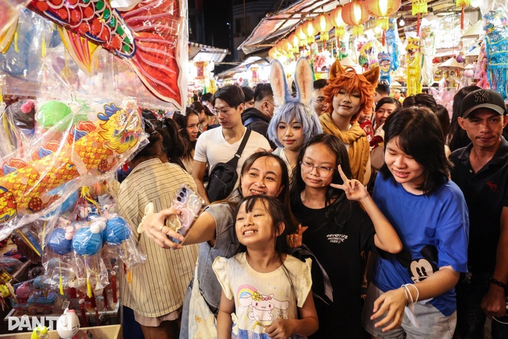 Early Mid-Autumn covers HCM City’s oldest lantern street - 8