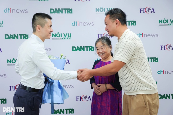 French man reunites with Vietnamese mother after 31 years - 1 French man reunites with Vietnamese mother after 31 years - 1