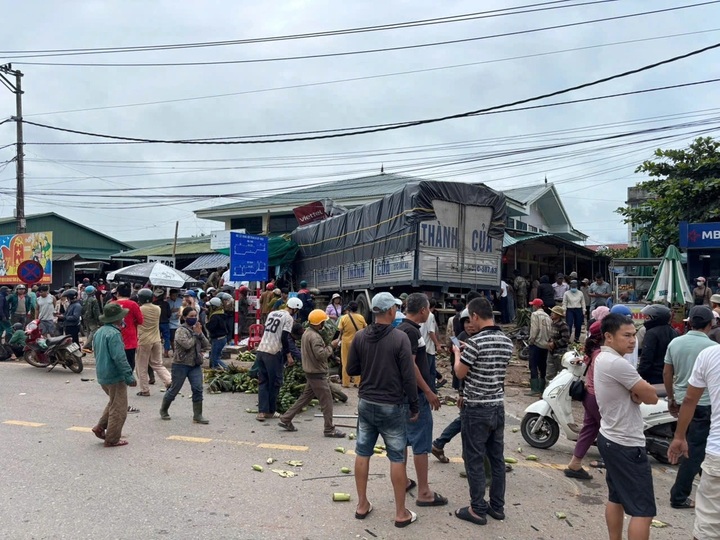 Truck crashes into Quang Tri market, killing three - 2 Truck crashes into Quang Tri market, killing three - 2