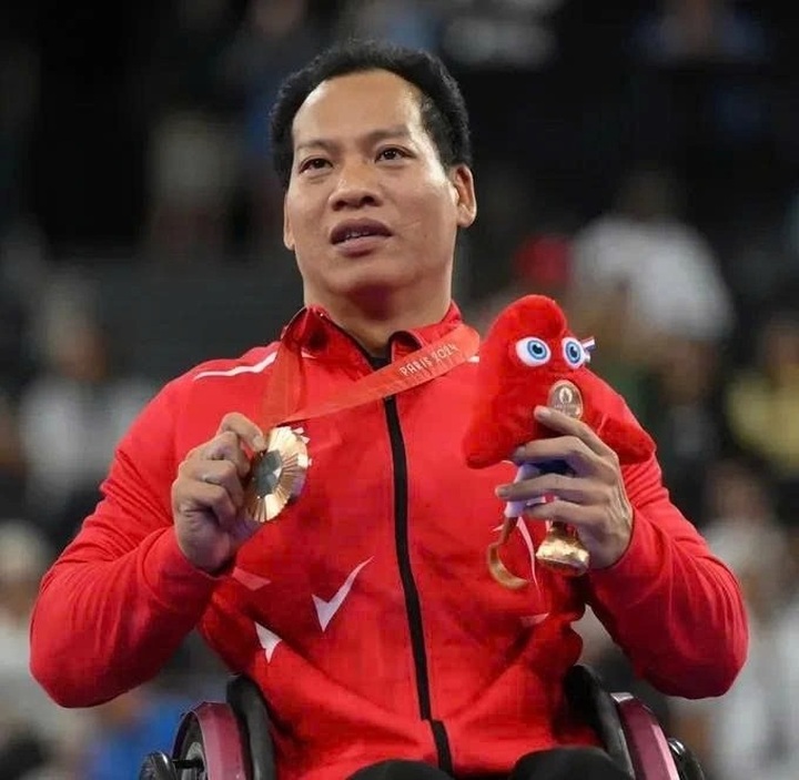 Vietnamese Paralympic powerlifter honoured with French Gold Medal - 1