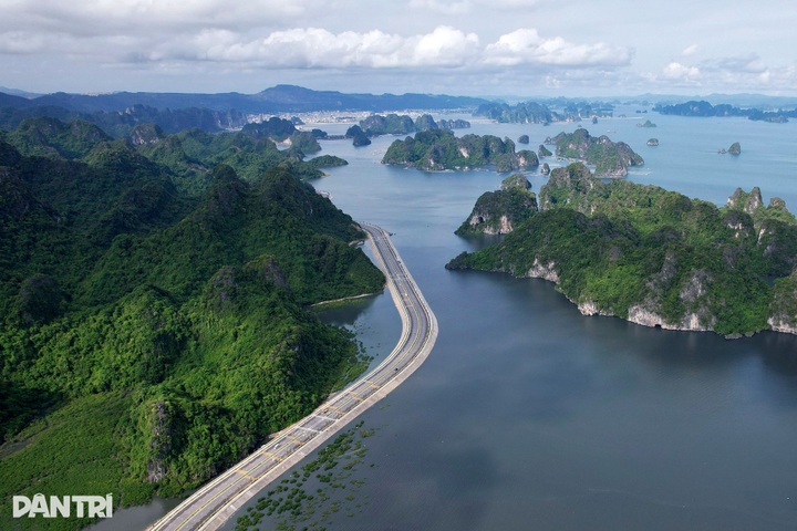 Quang Ninh to invest over USD 215 million in two coastal roads - 1
