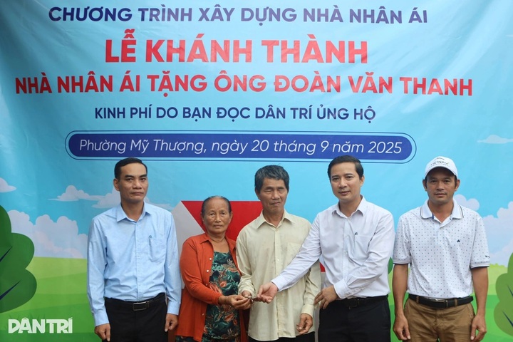 Hue elderly couple receives new home after decades in poverty - 1