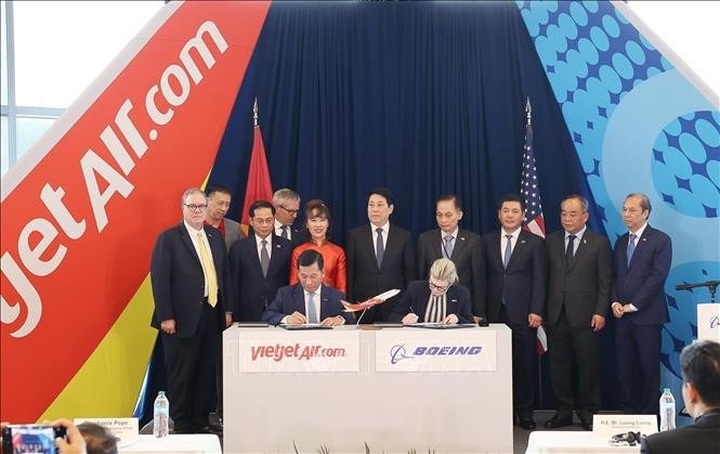 State President attends Boeing–Vietjet aircraft handover in Seattle - 1