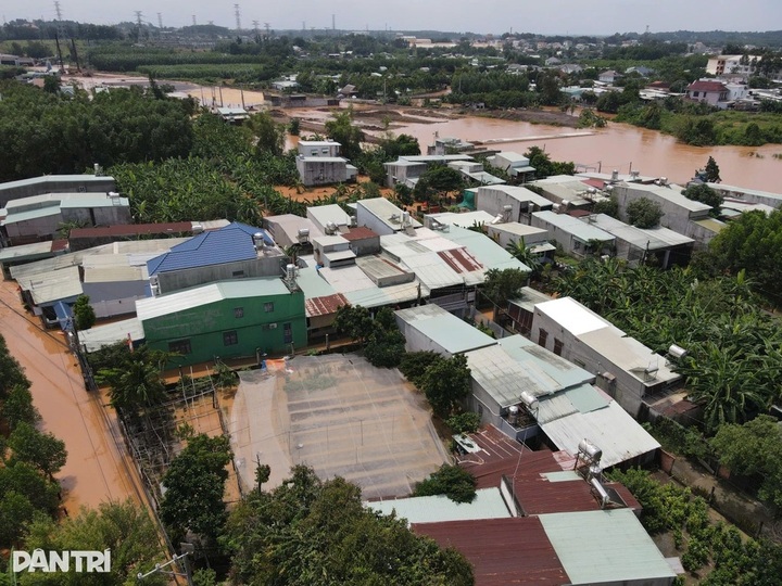 Many Dong Nai households flooded after heavy rain - 2 Many Dong Nai households flooded after heavy rain - 2