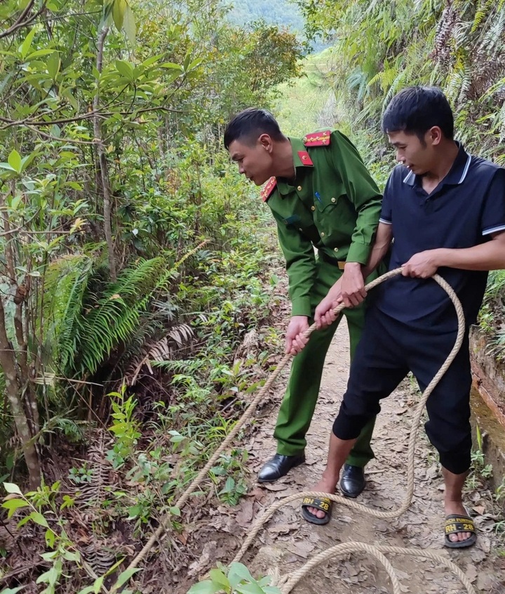 Two tourists rescued after 25-metre plunge in Lao Cai - 1 Two tourists rescued after 25-metre plunge in Lao Cai - 1