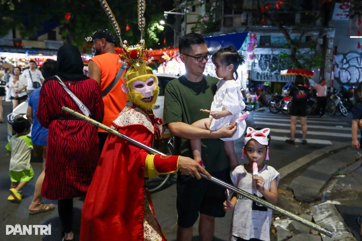 Hanoi street filled with early Mid-Autumn Festival spirit - 6 Hanoi street filled with early Mid-Autumn Festival spirit - 6