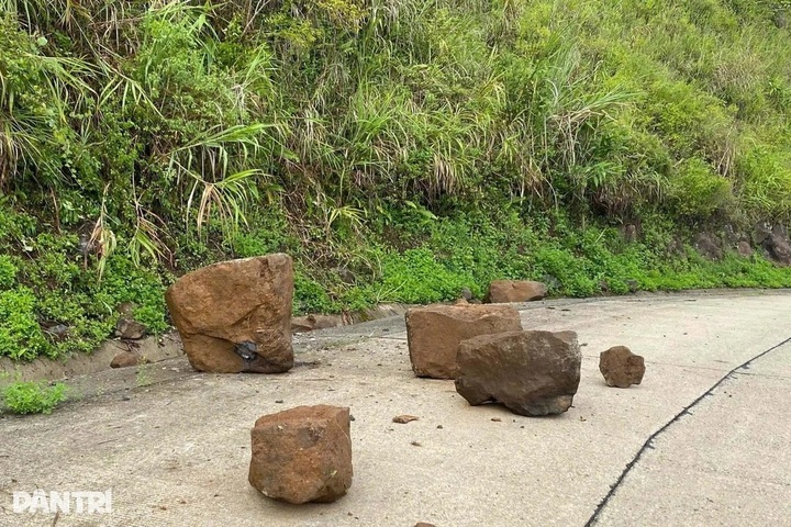 Massive rocks fall onto Quang Ngai road - 2 Massive rocks fall onto Quang Ngai road - 2
