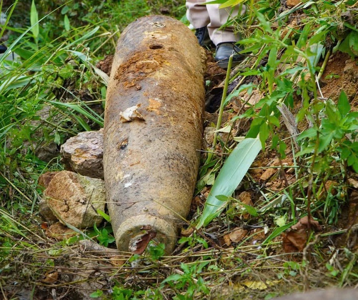 241kg bomb safely defused in Quang Tri stream - 1