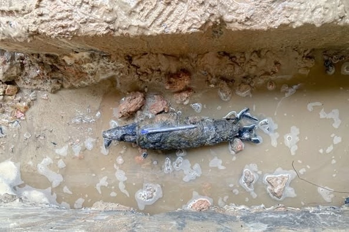 241kg bomb safely defused in Quang Tri stream - 2