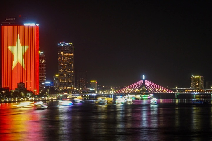 Danang to splash VND 149 billion on Han River illumination project - 1