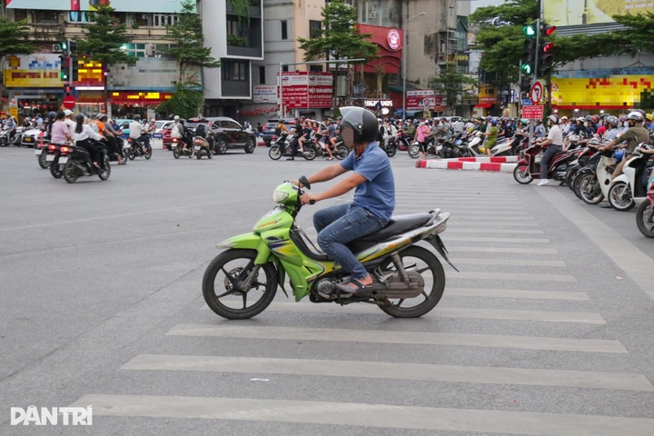 Hanoi drivers flout red-light rules despite heavy fines - 10 Hanoi drivers flout red-light rules despite heavy fines - 10