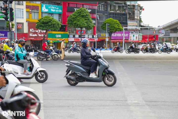 Hanoi drivers flout red-light rules despite heavy fines - 1 Hanoi drivers flout red-light rules despite heavy fines - 1