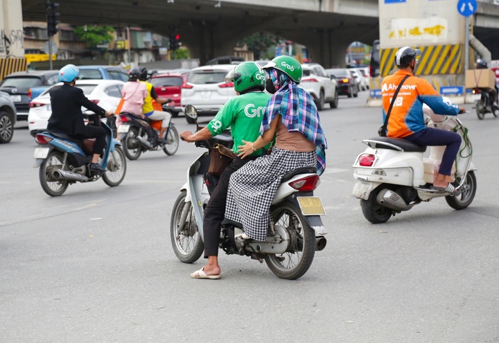 Hanoi drivers flout red-light rules despite heavy fines - 3 Hanoi drivers flout red-light rules despite heavy fines - 3