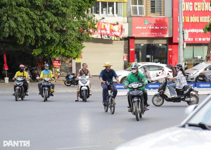 Hanoi drivers flout red-light rules despite heavy fines - 5 Hanoi drivers flout red-light rules despite heavy fines - 5