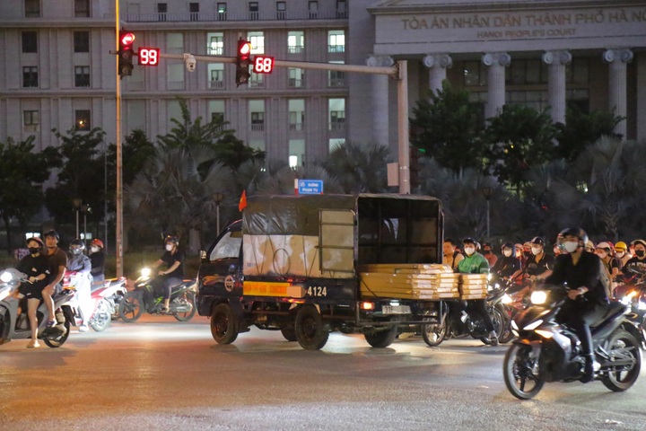 Hanoi drivers flout red-light rules despite heavy fines - 6 Hanoi drivers flout red-light rules despite heavy fines - 6