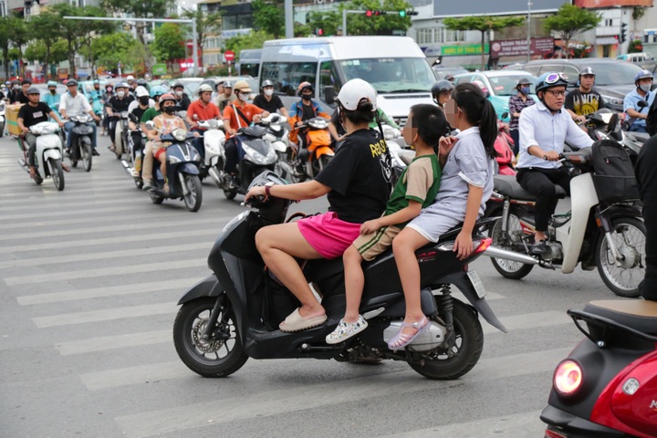 Hanoi drivers flout red-light rules despite heavy fines - 8 Hanoi drivers flout red-light rules despite heavy fines - 8