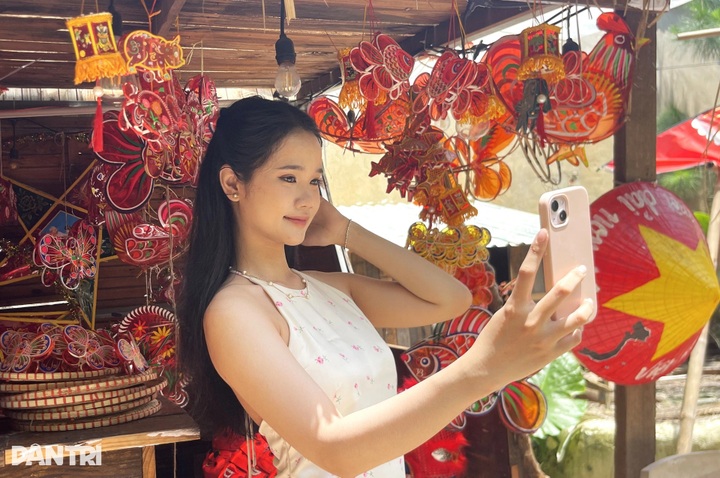 HCM City cafés adorned for Mid-Autumn Festival - 1 HCM City cafés adorned for Mid-Autumn Festival - 1