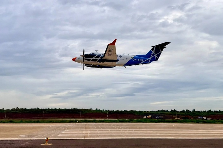 Beechcraft B300 makes first runway approach at Dong Nai airport - 1 Beechcraft B300 makes first runway approach at Dong Nai airport - 1