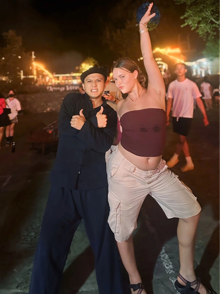 Tuyen Quang cafe owner draws international visitors with traditional dance - 2