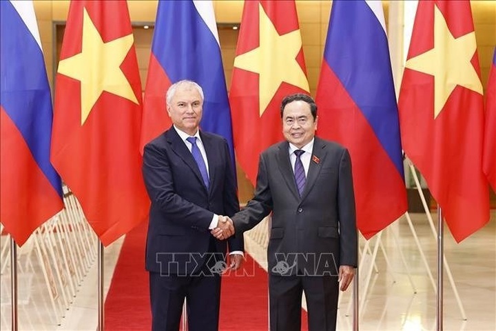Top Vietnamese legislator holds talks with Russian State Duma Chairman - 1