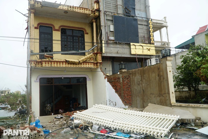 Tornadoes ravage many localities, killing nine - 2