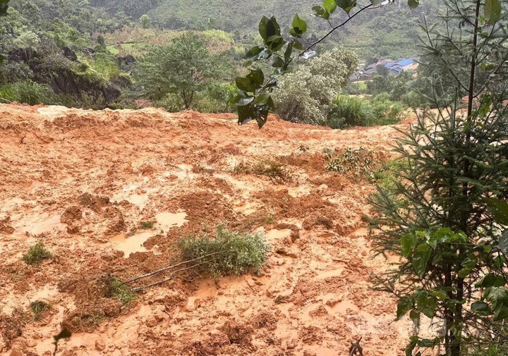 Four missing after landslide buries homes in Tuyen Quang - 1