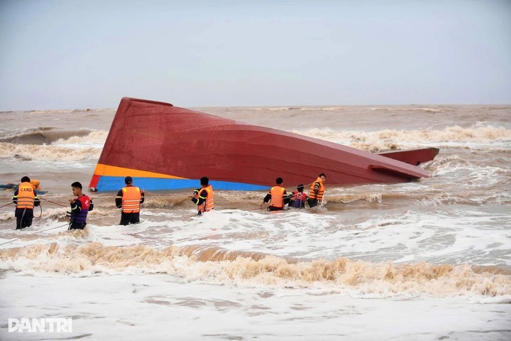 Three bodies recovered after fishing boats sink in Quang Tri storm - 2 Three bodies recovered after fishing boats sink in Quang Tri storm - 2