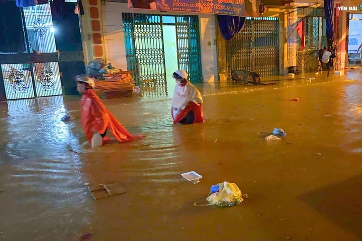 Residents in Lao Cai flee floods overnight - 1 Residents in Lao Cai flee floods overnight - 1