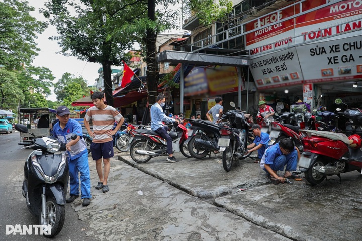 Hanoi mechanics overwhelmed by flooding breakdowns - 1