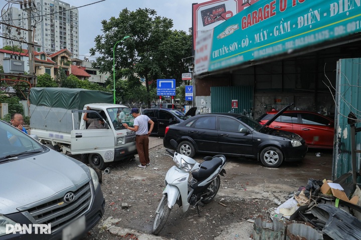 Hanoi mechanics overwhelmed by flooding breakdowns - 4