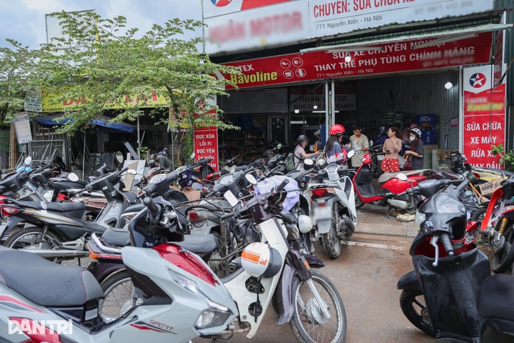 Hanoi mechanics overwhelmed by flooding breakdowns - 3