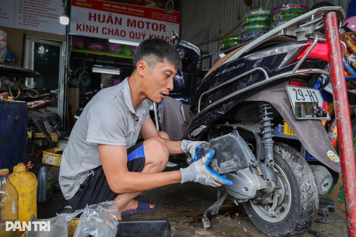 Hanoi mechanics overwhelmed by flooding breakdowns - 2