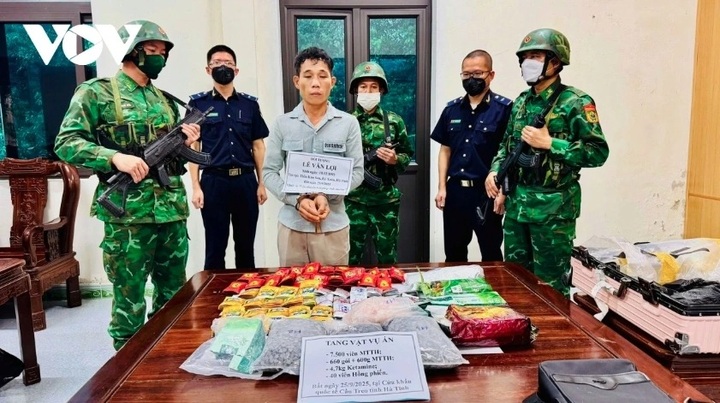 Man arrested for trafficking 14 kg of drugs across Laos-Vietnam border - 1