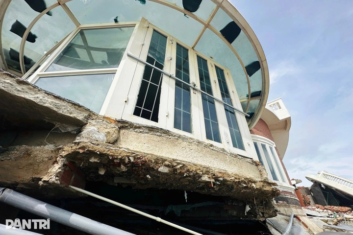 Dozens of luxury villas in Ha Tinh damaged by Typhoon Bualoi - 3 Dozens of luxury villas in Ha Tinh damaged by Typhoon Bualoi - 3