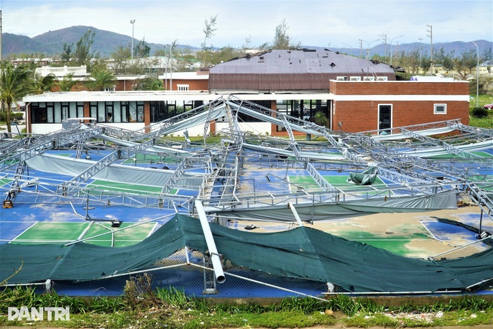 Dozens of luxury villas in Ha Tinh damaged by Typhoon Bualoi - 8 Dozens of luxury villas in Ha Tinh damaged by Typhoon Bualoi - 8