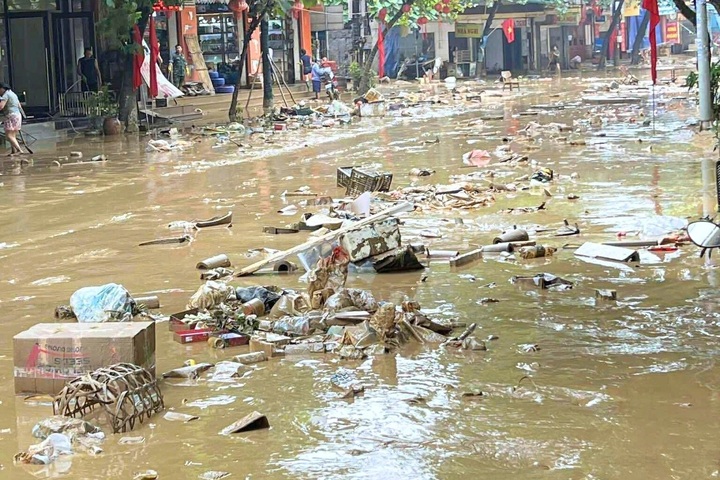 Lao Cai streets buried in mud after floods - 3