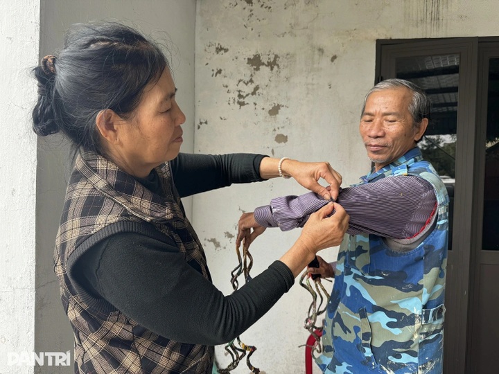 Vietnamese man recognised with world record for 6-metre fingernails - 4